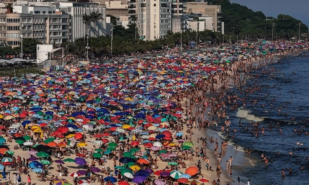 Ρίο Ντε Τζανέιρο: Αδιαχώρητο στις παραλίες λόγω του καύσωνα- Στους 62, 3 έχει φτάσει η αισθητή θερμοκρασία (Βίντεο)